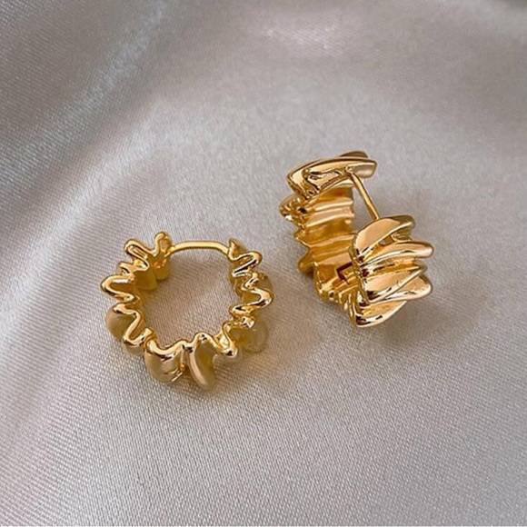 Gold crinkle huggie hoop earrings ✨ - Picture 2 of 6